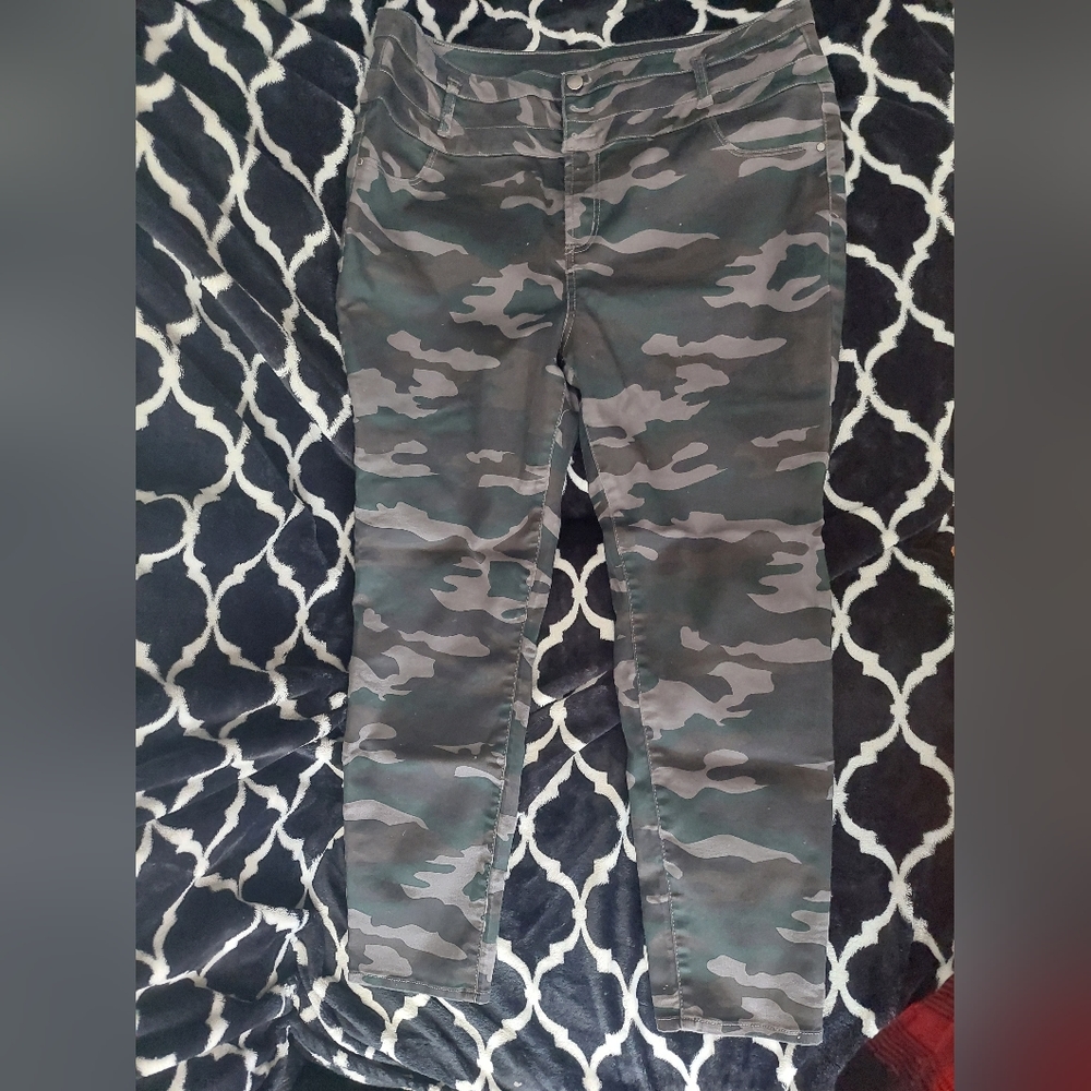 Like New Tinseltown Camo skinny pants 18